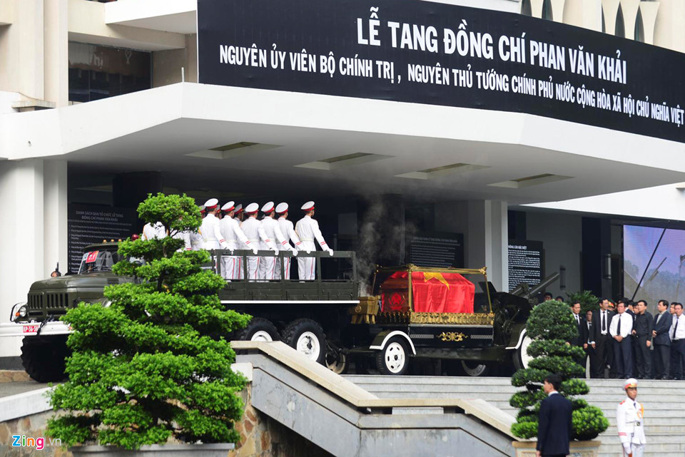 Người dân lập bàn thờ bên đường tiễn biệt ông Sáu Khải